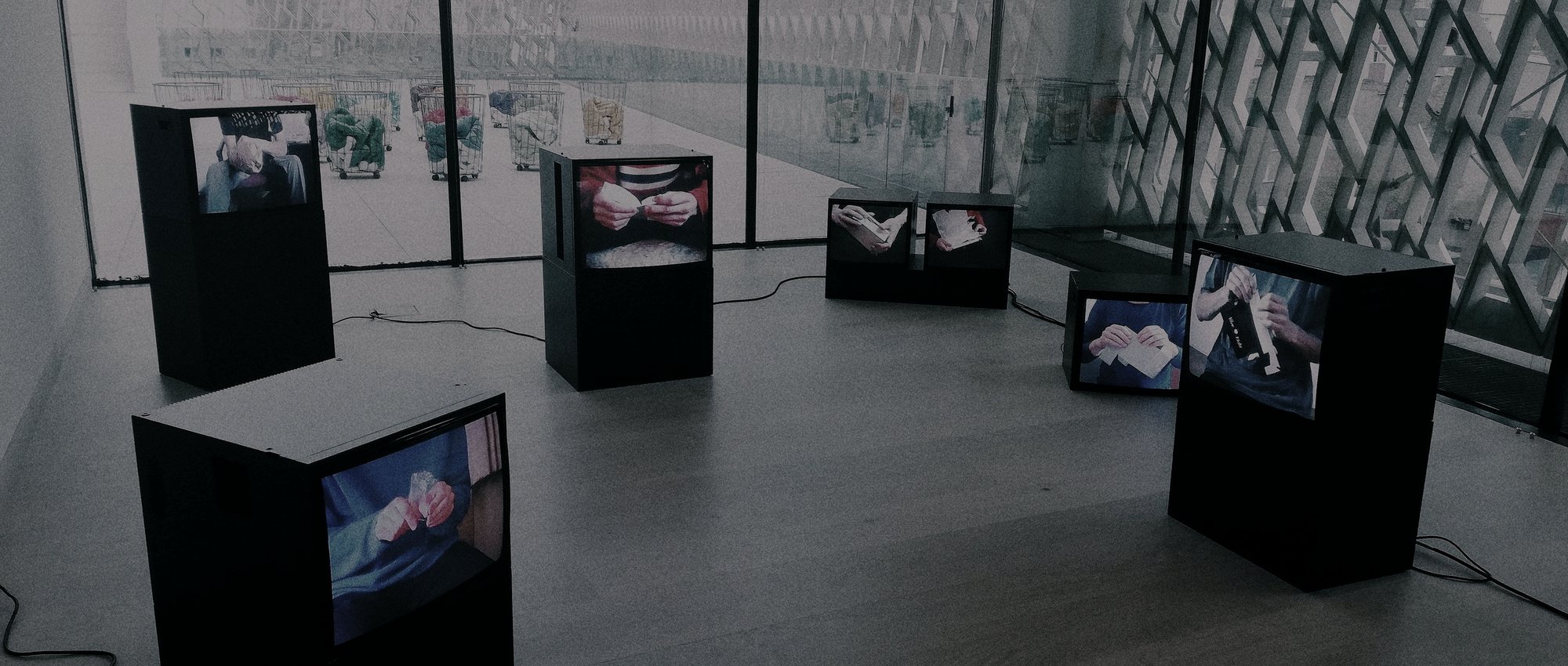 Gallery hall · display units in a public interior, application reference