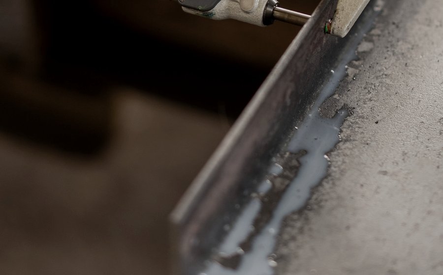 Bench · measuring a metal part, application reference